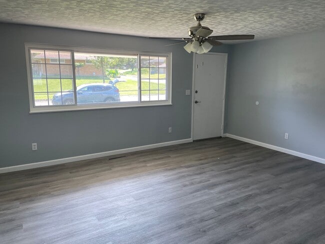 Building Photo - Beautifully renovated 3 bed/2 bath home