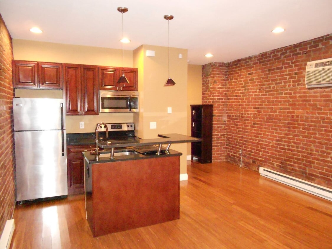 Primary Photo - 98 Knight St