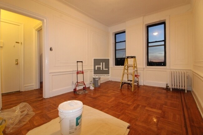Building Photo - 18 AVENUE