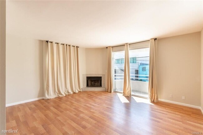 Building Photo - 3 br, 3.5 bath Townhome - 14948 Moorpark S...