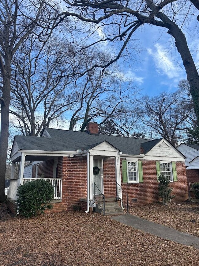 Building Photo - 3 Bed and 2 Bath in Atlanta with a Bonus R...