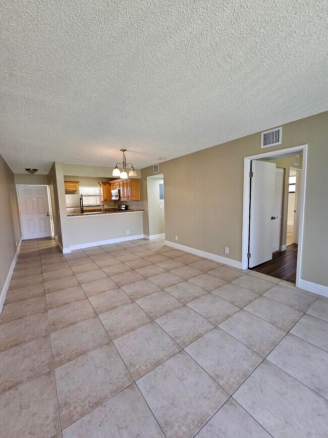 Building Photo - 1447 Lake Crystal Dr