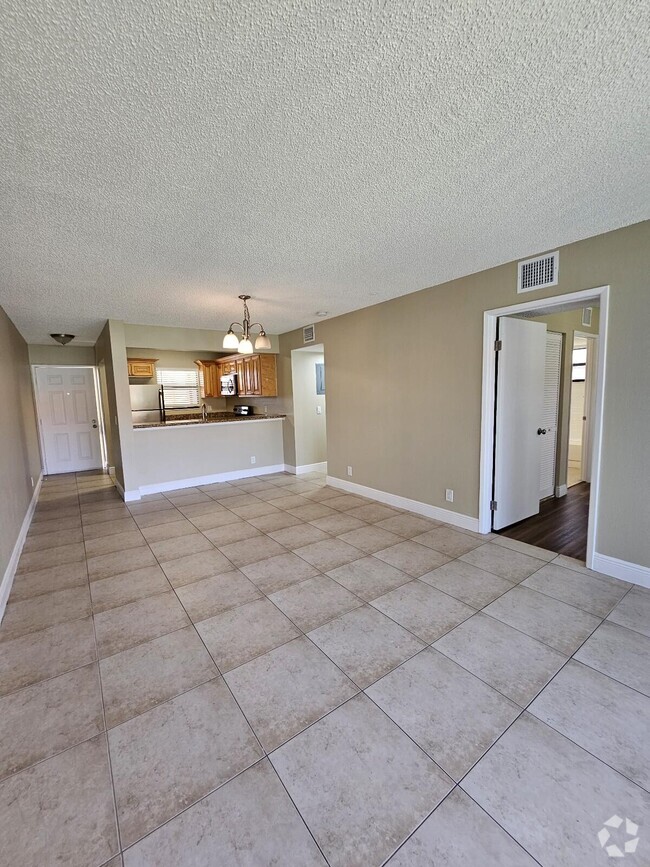 Building Photo - 1447 Lake Crystal Dr