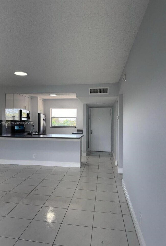 Building Photo - 3900 NW 76th Ave