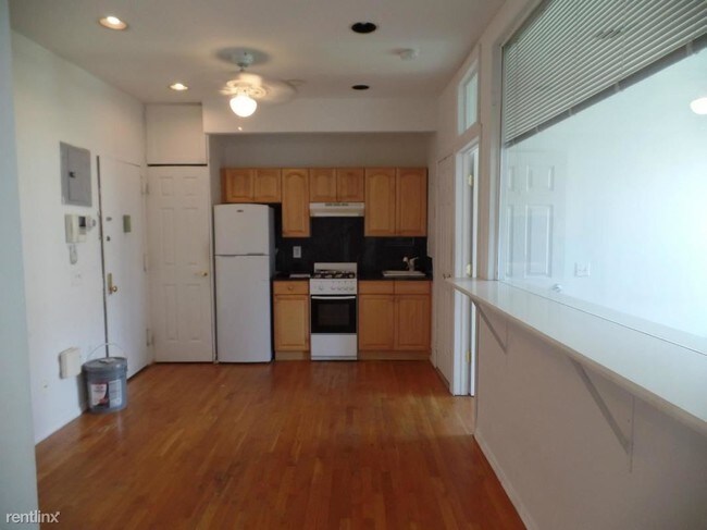 Building Photo - 72 W 105th St