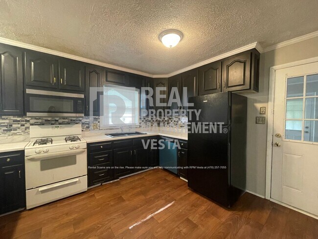 Building Photo - Four Bedroom Home off of Mercer University...