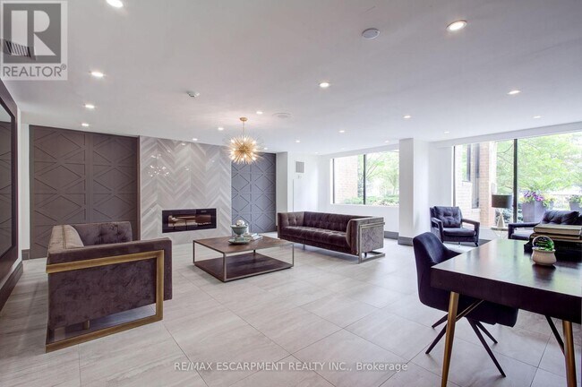 Photo du bâtiment - 1270-1270 Maple Crossing Blvd
