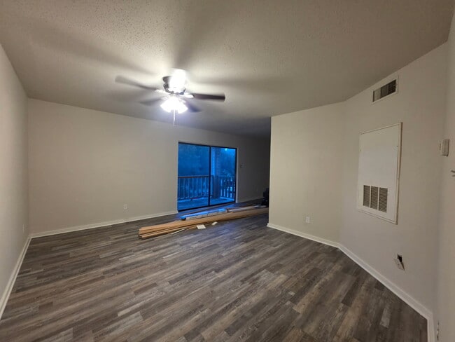 Building Photo - 1020 Autumn Cir