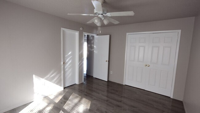 Foto del edificio - 925 Meadowlark Circle