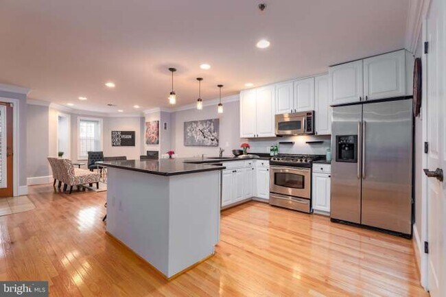 Building Photo - 629 4th St NE