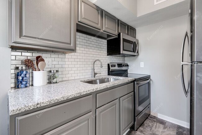 Building Photo - 610 Craigie Ave