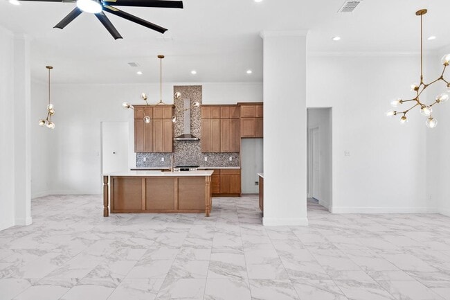 Building Photo - 206 E Persimmon Dr