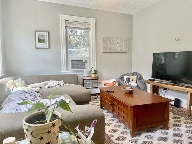 Foto del edificio - 135-137 Nonantum St. Unit 1