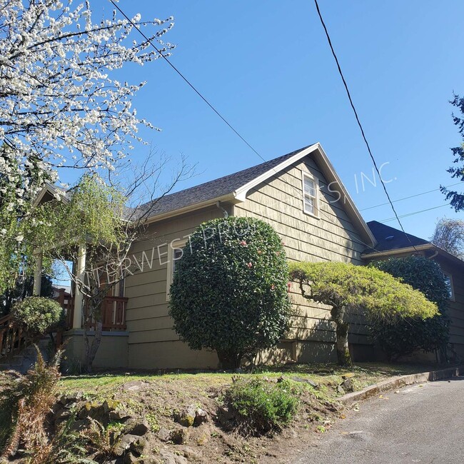 Building Photo - SPACIOUS & CHARMING 3BED+BONUS W/ HARDWOOD...