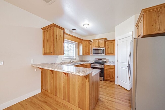 Building Photo - 3 bed 1.5 bath Townhome