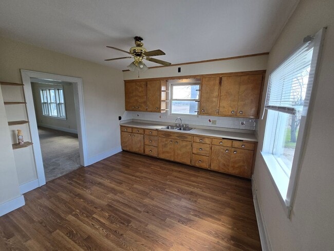 Building Photo - Large 4 Bedroom Farmhouse