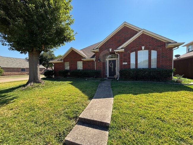 Building Photo - Great Location!