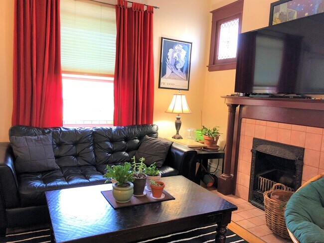 Living room - 21 E 3rd Ave