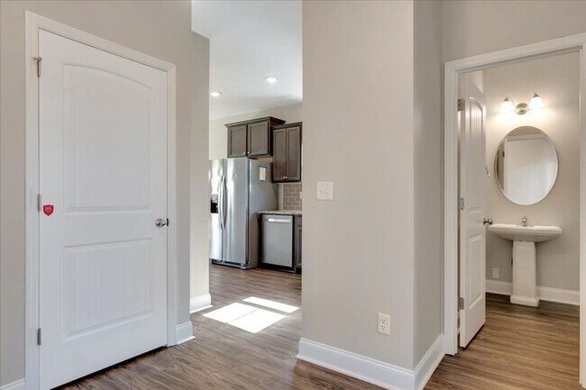 Foto del edificio - MOVE IN READY BY AUG - 1 -2026