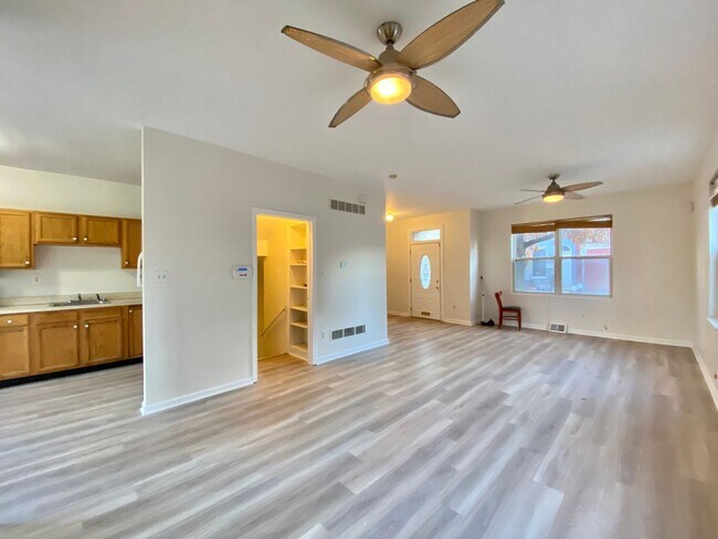 Foto del edificio - 3 bed/1.5 bath HOUSE with 2 parking spots ...