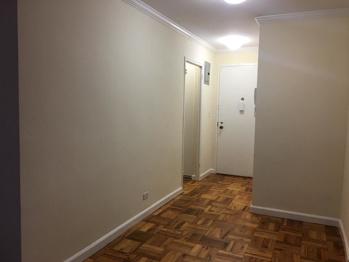 Foto principal - 320 E 23rd St