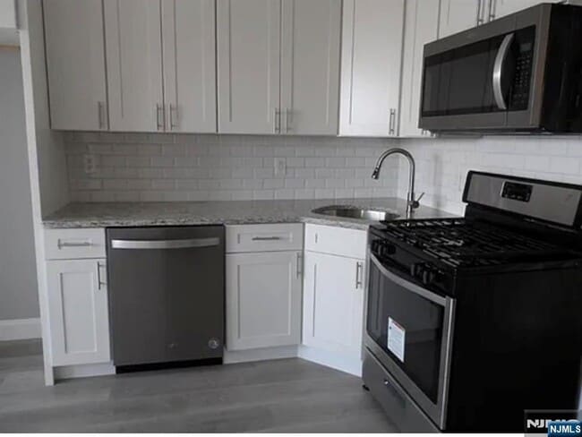 Building Photo - 209 Avenue F