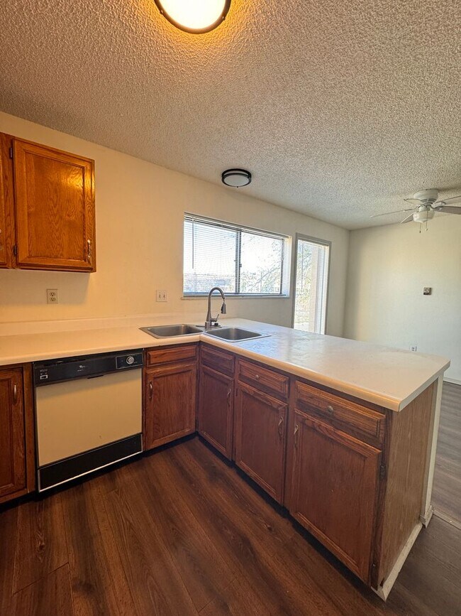 Foto del edificio - Move into this beautiful 2 bed 1 bath apar...