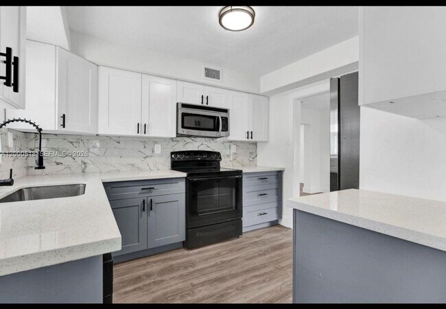 Building Photo - 427 NW 19th Ave