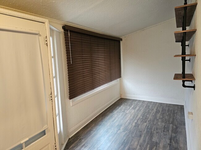 Foto del edificio - 7701 Cooper Rd