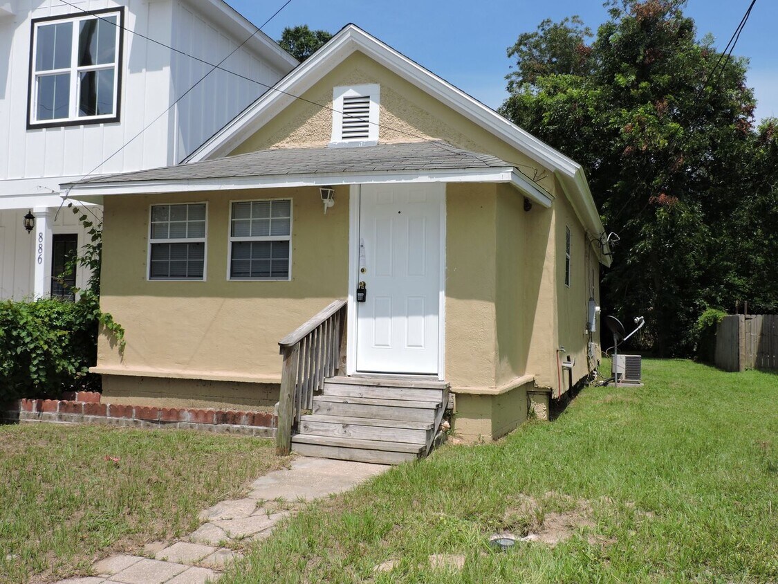 Primary Photo - Convenient to downtown Pensacola!