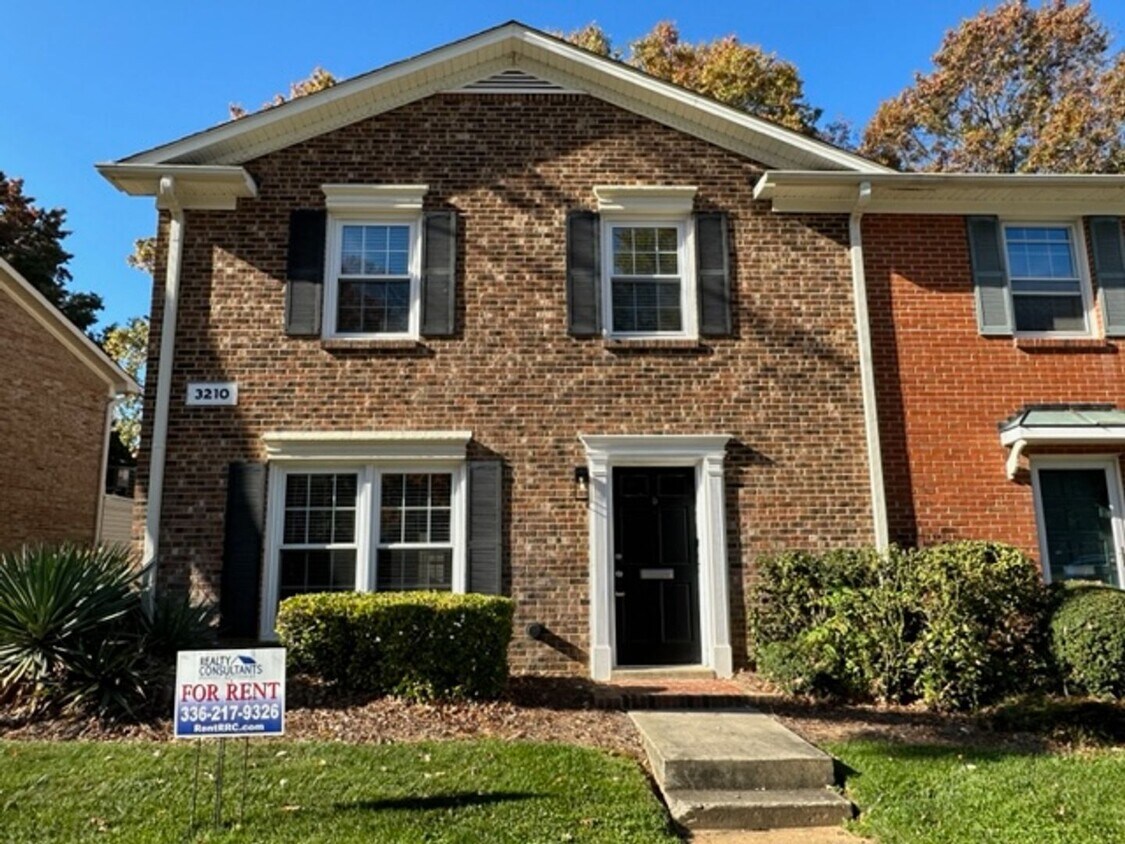 Foto principal - Lovely 3 Bed End-Unit in Battle Forest!