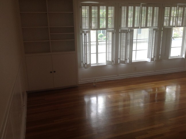 LIVING ROOM - 358 S Linden Dr