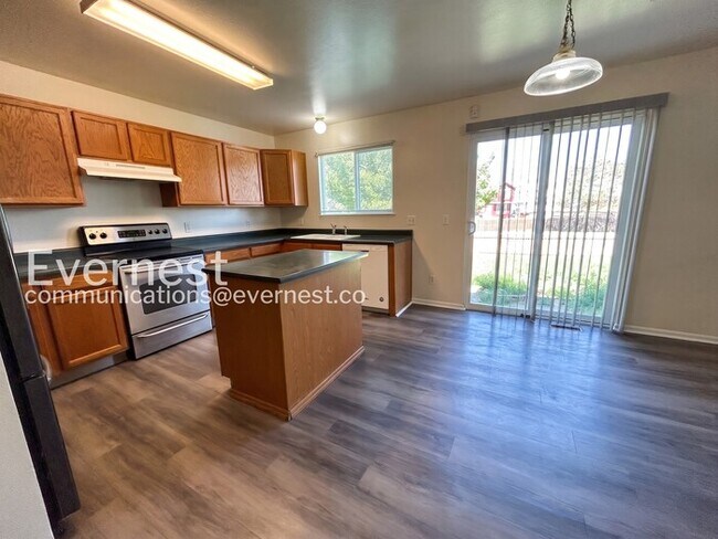 Building Photo - 4 Bed, 2.5 Bath Home with Fenced Yard & Garage / Available Soon!