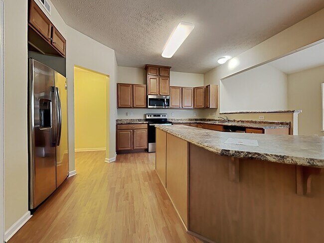 Building Photo - 4 bed 2.5 bath with a fenced in backyard i...