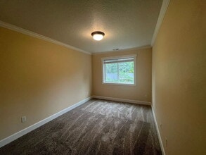 Building Photo - 1242 SE Roberts Ave