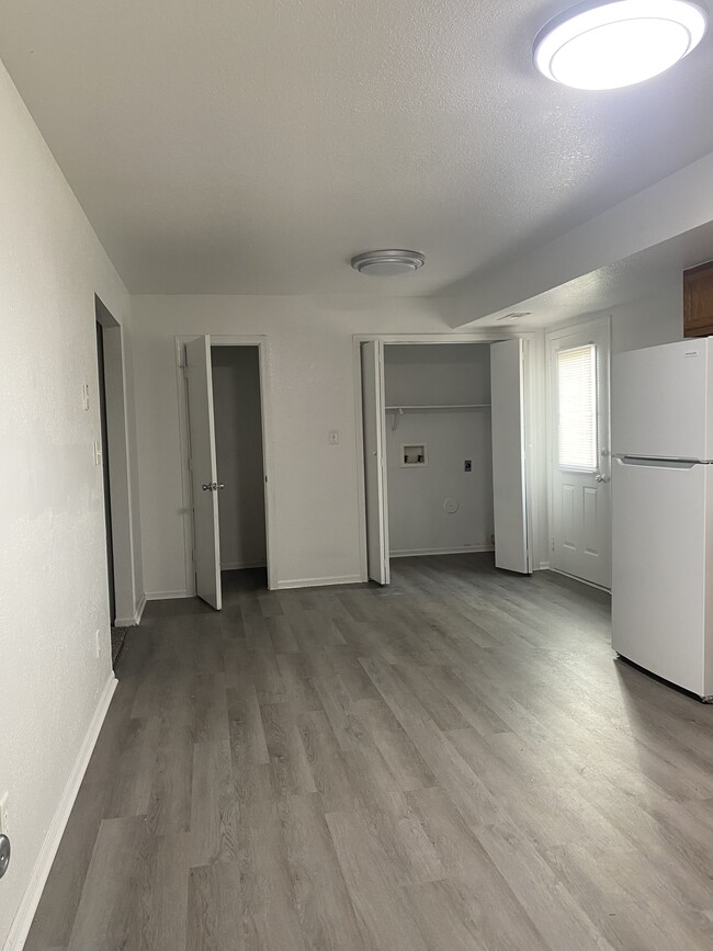 Building Photo - 503 Meadow Ln