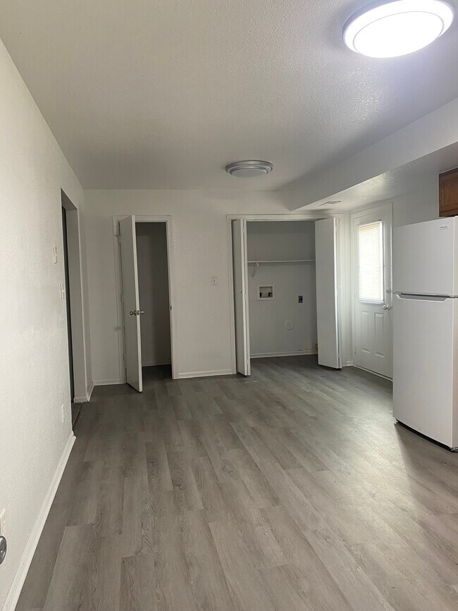 Foto del edificio - 503 Meadow Ln
