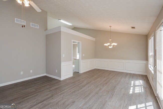 Foto del edificio - 645 Pebble Blvd