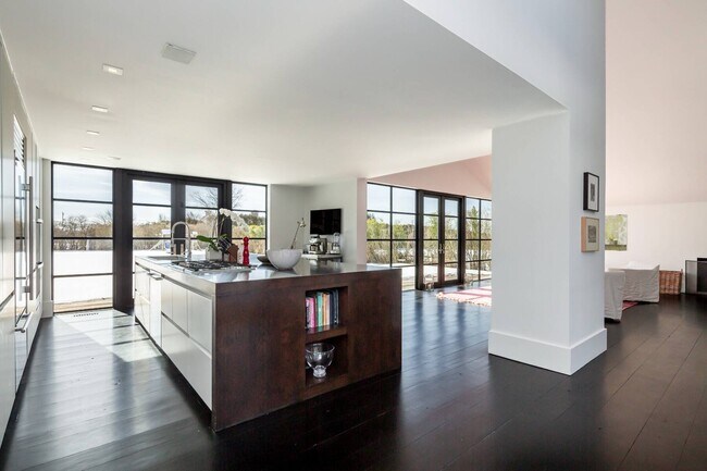 Foto del edificio - 811 Halsey Ln