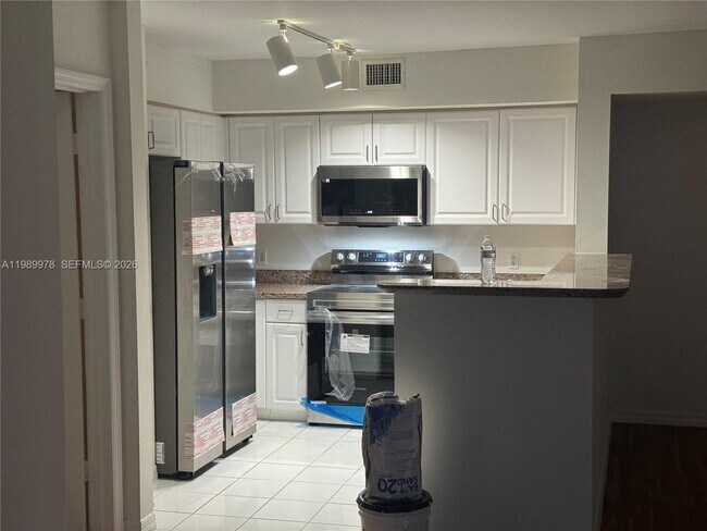 Building Photo - 1155 Brickell Bay Dr