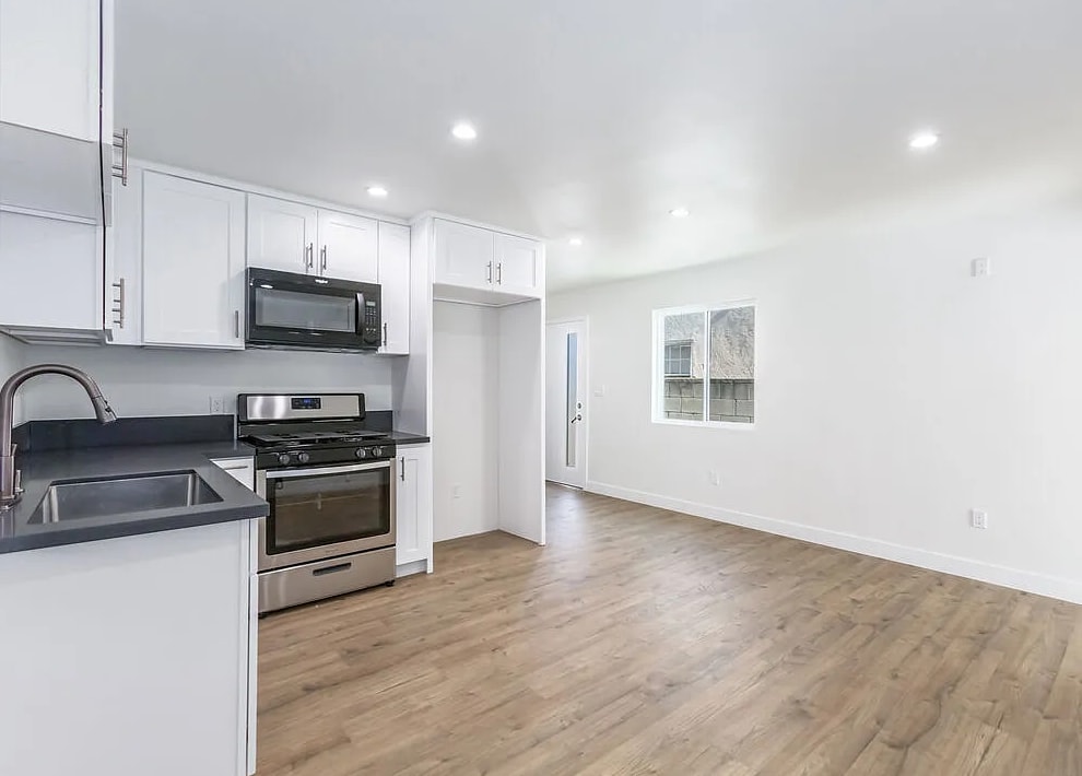 Foto principal - 15808 Chatsworth St
