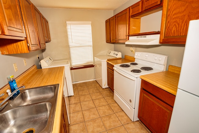 Building Photo - Oakview Condos