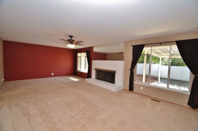 Building Photo - 487 Calle De La Mesa