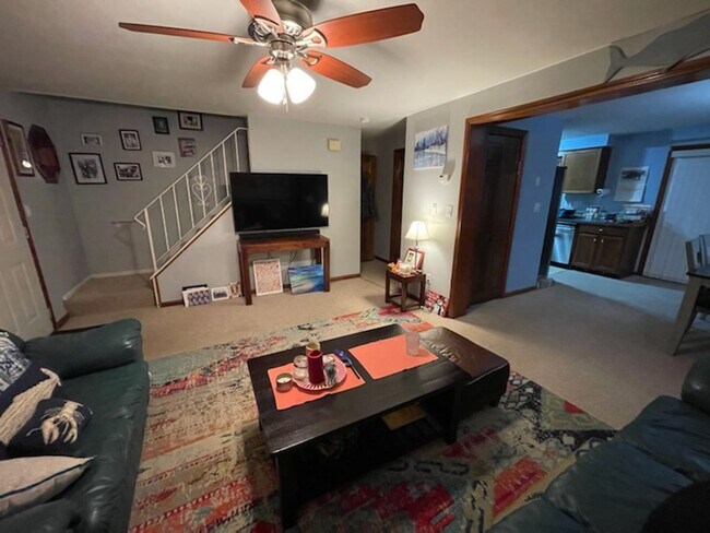 Foto del edificio - Woburn Townhouse| 2 Bed 1.5 Bath| Availabl...