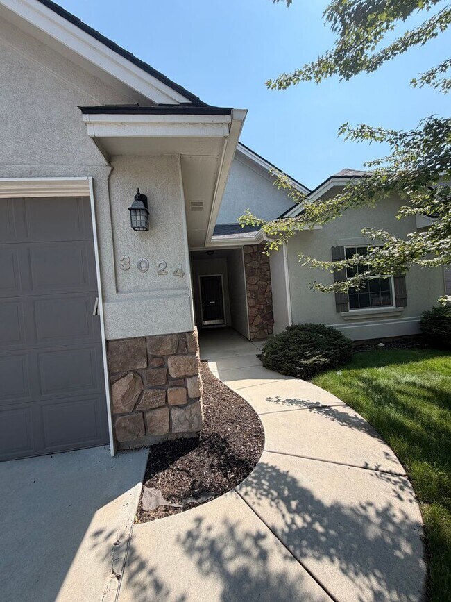 Foto del edificio - Jayden Village Sub: 4 Bedroom 2 Bath with Community Pool Ten Mile and Ustick