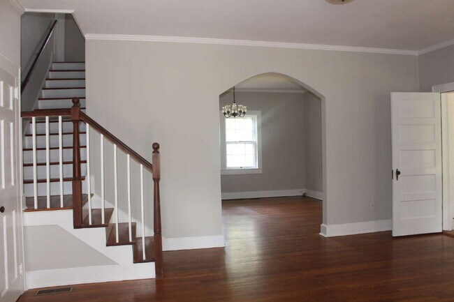 Foto del edificio - CHARMING HOUSE IN THE TOWN OF CLARKSVILLE VA.  MINUTES FROM SHOPPING AND ENTERTAINMENT.