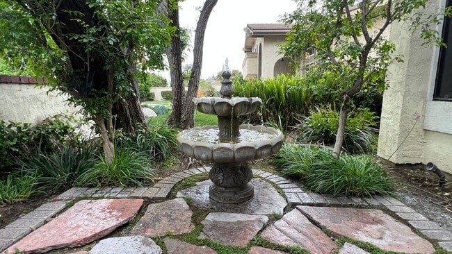 Building Photo - Wonderful 4 Bedroom 3 Bathroom Villa Park ...