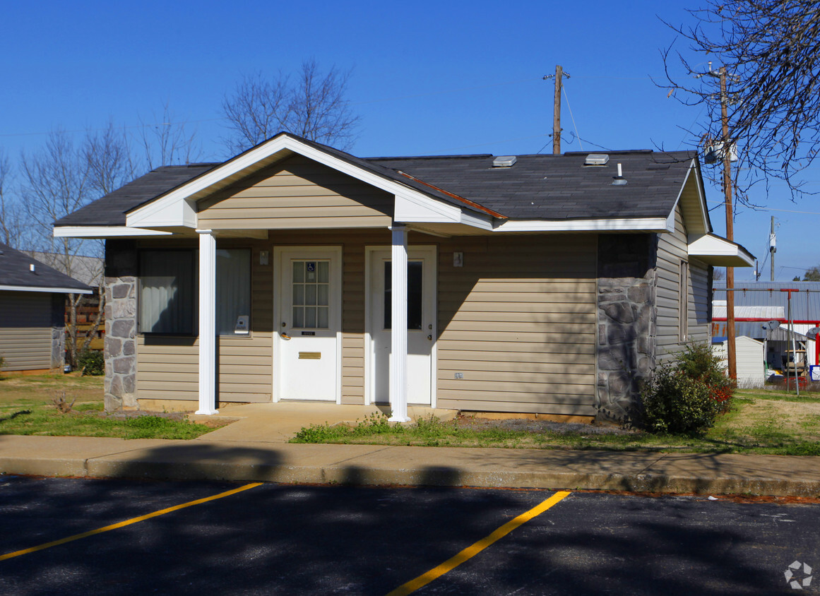 Building Photo - Mound Plaza Apartments