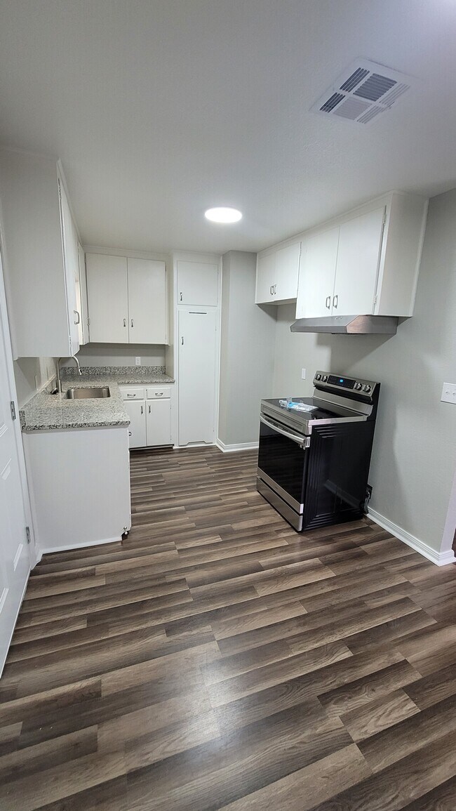 Building Photo - 305 Russell Dr