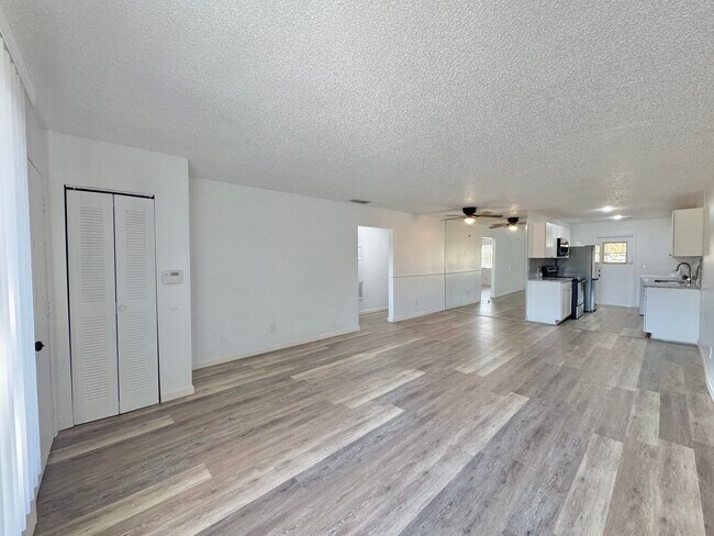 Building Photo - Winter Ridge - End Unit & Canal Front